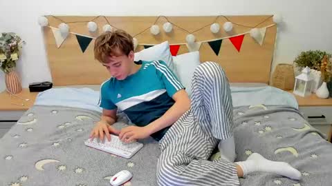 Snapshot of lanny_fandi chatting on March 6, 7:43 pm Fandi online show from March 6, 7:43 pm