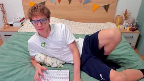 Snapshot of lanny_fandi chatting on October 2, 4:47 pm Fandi online show from October 2, 4:47 pm