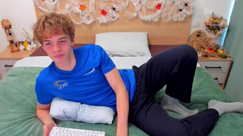 Snapshot of lanny_fandi chatting on October 11, 9:41 am Fandi online show from October 11, 9:41 am