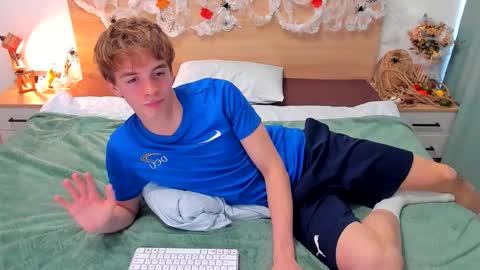 Snapshot of lanny_fandi chatting on October 12, 8:35 am Fandi online show from October 12, 8:35 am