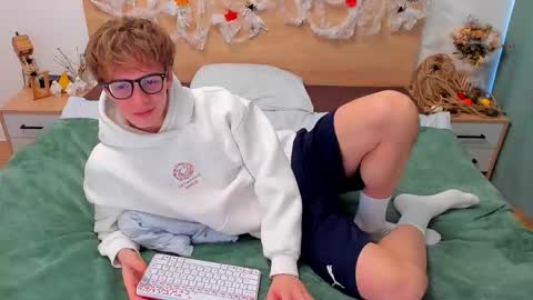 Snapshot of lanny_fandi chatting on October 18, 9:43 am Fandi online show from October 18, 9:43 am