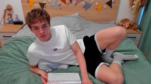 Snapshot of lanny_fandi chatting on March 3, 10:54 am Fandi online show from March 3, 10:54 am