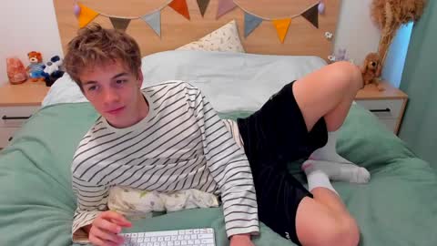 Snapshot of lanny_fandi chatting on April 4, 11:18 am Fandi online show from April 4, 11:18 am