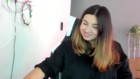 Lara online show from May 26, 8:16 pm