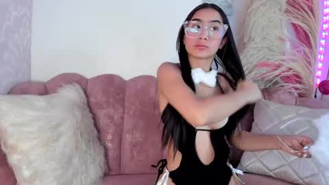 Snapshot of larajeann_ chatting on June 6, 11:59 am Lara online show from June 6, 11:59 am