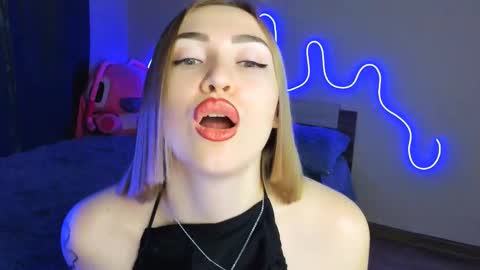 Snapshot of larakrein_lk chatting on October 13, 1:44 pm LaraKrein lk online show from October 13, 1:44 pm
