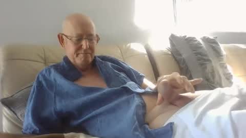 Snapshot of largerthan chatting on March 28, 11:15 pm largerthan- say hi on entry online show from March 28, 11:15 pm