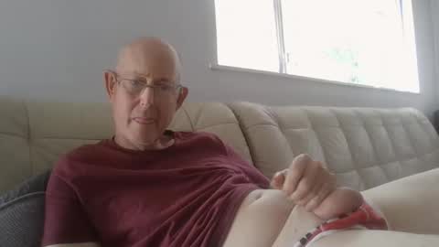 Snapshot of largerthan chatting on April 1, 4:35 am largerthan- say hi on entry online show from April 1, 4:35 am
