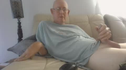 Snapshot of largerthan chatting on April 23, 11:29 pm largerthan- say hi on entry online show from April 23, 11:29 pm