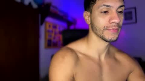 Snapshot of larry_jones chatting on December 10, 12:27 pm andrew online show from December 10, 12:27 pm