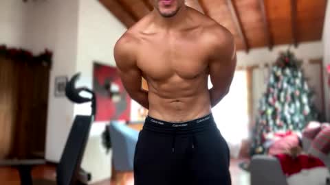 Snapshot of larry_jones chatting on December 23, 5:32 pm andrew online show from December 23, 5:32 pm