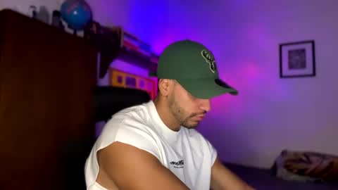 Snapshot of larry_jones chatting on December 25, 1:41 pm andrew online show from December 25, 1:41 pm