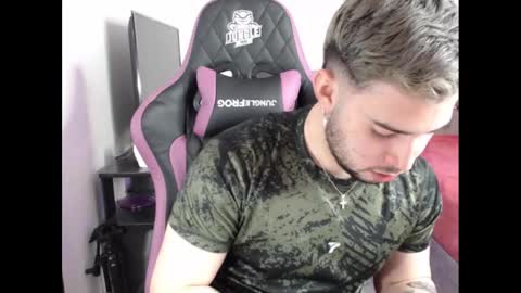 Snapshot of latam_ chatting on December 15, 12:18 am YOUR BABY online show from December 15, 12:18 am