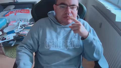 latexboy893 online show from November 12, 1:00 pm