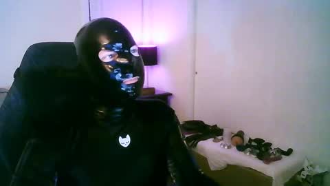 Snapshot of latexminheadroom chatting on October 16, 2:56 am latexminheadroom online show from October 16, 2:56 am