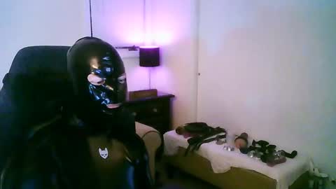 Snapshot of latexminheadroom chatting on October 17, 2:04 am latexminheadroom online show from October 17, 2:04 am