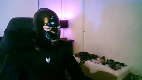 Snapshot of latexminheadroom chatting on October 20, 1:50 am latexminheadroom online show from October 20, 1:50 am