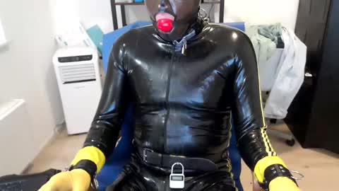 Snapshot of latexslaafboy2 chatting on December 3, 7:10 am latexslaafboy online show from December 3, 7:10 am