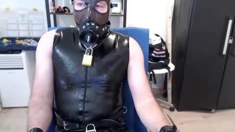 Snapshot of latexslaafboy2 chatting on January 2, 9:22 am latexslaafboy online show from January 2, 9:22 am