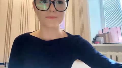 Mia online show from June 17, 2:18 pm