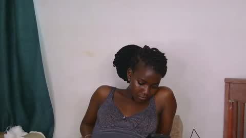 latiffaah_xx online show from April 25, 1:41 pm