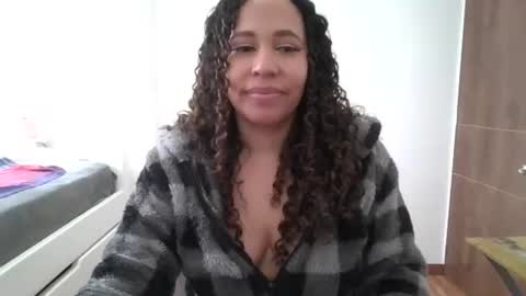 Snapshot of latina_hot84 chatting on June 5, 3:18 pm Mercedes online show from June 5, 3:18 pm