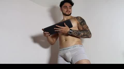 Snapshot of latinboyvip_ chatting on June 5, 3:13 am LatinBoyVIP Colombian online show from June 5, 3:13 am