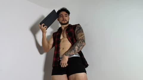 Snapshot of latinboyvip_ chatting on June 10, 3:22 pm LatinBoyVIP Colombian online show from June 10, 3:22 pm