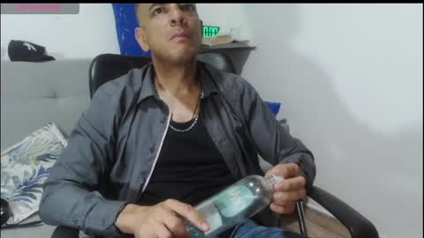 Snapshot of latinmartin254 chatting on April 14, 1:00 am latinmartin254 online show from April 14, 1:00 am