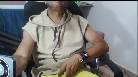 Snapshot of latinmartin254 chatting on May 5, 1:35 am latinmartin254 online show from May 5, 1:35 am