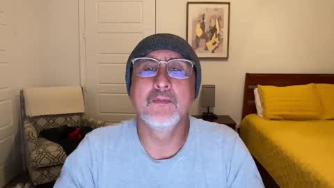 Snapshot of latinnous chatting on October 28, 3:43 am QS - INDEPENDENT MODEL online show from October 28, 3:43 am