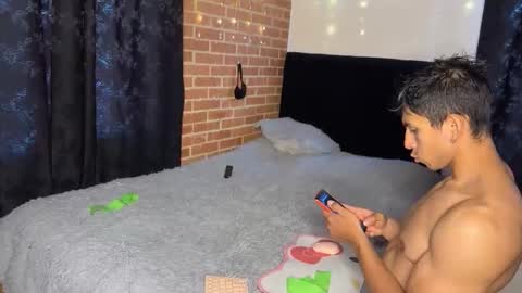 latinosadictosalsexo online show from January 14, 9:42 pm