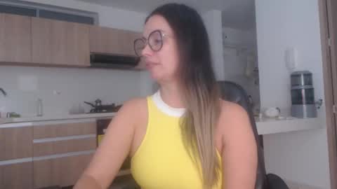 Snapshot of latinpaprika chatting on June 8, 2:45 am latinpaprika online show from June 8, 2:45 am