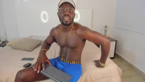 Snapshot of latrellx7 chatting on December 29, 12:23 pm LEANDRO online show from December 29, 12:23 pm