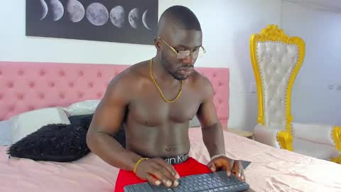 Snapshot of latrellx7 chatting on January 3, 11:57 am LEANDRO online show from January 3, 11:57 am