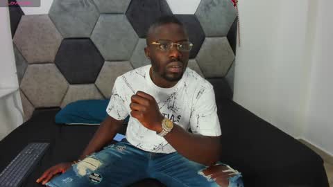 Snapshot of latrellx7 chatting on January 8, 11:43 am LEANDRO online show from January 8, 11:43 am