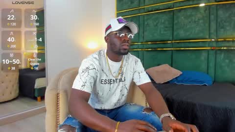 Snapshot of latrellx7 chatting on February 5, 11:02 am LEANDRO online show from February 5, 11:02 am