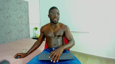 Snapshot of latrellx7 chatting on March 4, 12:01 pm LEANDRO online show from March 4, 12:01 pm