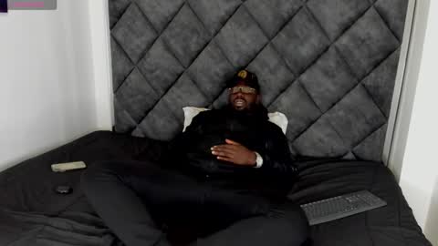 Snapshot of latrellx7 chatting on October 16, 4:24 am LEANDRO online show from October 16, 4:24 am