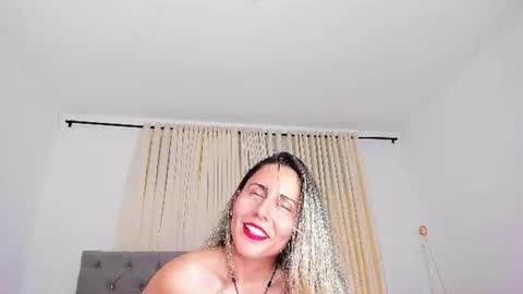 Snapshot of laura__martiinez chatting on July 10, 2:05 am online show from July 10, 2:05 am
