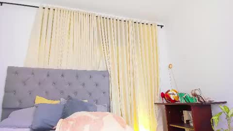 Snapshot of laura__martiinez chatting on July 12, 3:52 am online show from July 12, 3:52 am