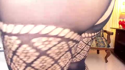Snapshot of laura__martiinez chatting on July 27, 3:35 am online show from July 27, 3:35 am
