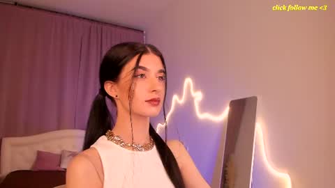 Snapshot of laura_coy chatting on July 5, 9:00 pm Laura online show from July 5, 9:00 pm