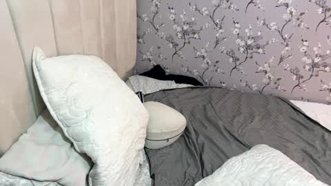 Snapshot of laura_d23 chatting on February 1, 5:18 am laura online show from February 1, 5:18 am