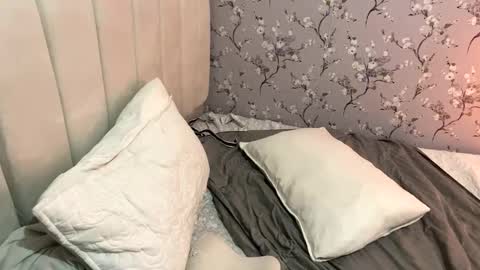 Snapshot of laura_d23 chatting on February 12, 5:05 am laura online show from February 12, 5:05 am