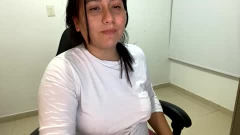 Snapshot of laura_d23 chatting on October 21, 11:05 pm laura online show from October 21, 11:05 pm