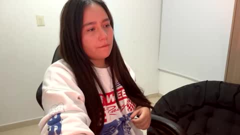 Snapshot of laura_d23 chatting on November 19, 12:32 am laura online show from November 19, 12:32 am