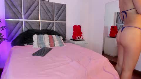 Snapshot of laura_dicardy chatting on September 10, 7:47 pm laura_dicardy online show from September 10, 7:47 pm