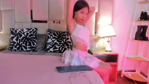 laura_dicardy online show from June 4, 11:27 am