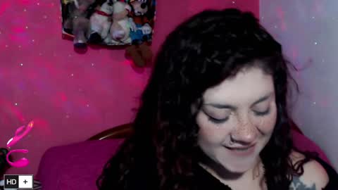 Snapshot of laura_fountain_ chatting on April 17, 8:45 pm weedcam Curly Laura OF online show from April 17, 8:45 pm